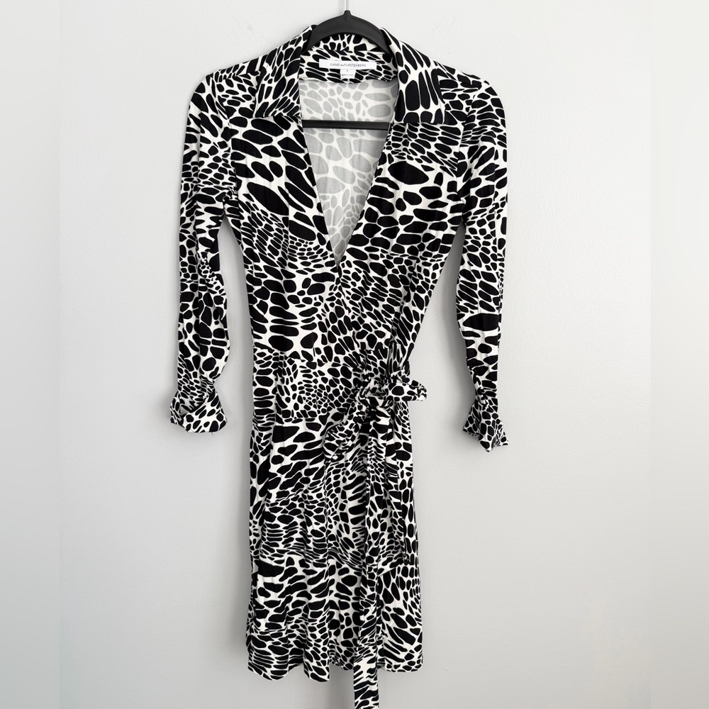 Diane von Furstenberg (DVF) Size 6 • Jeanne Jersey Wrap Dress.